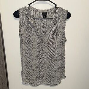 Worthington Black and White Patterned Sleeveless V-Neck Top